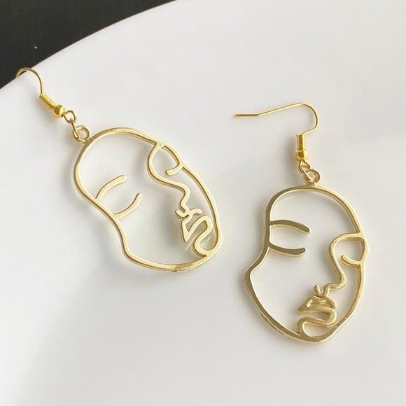 NEW Human Face Earrings in Gold color - Picture 3 of 5
